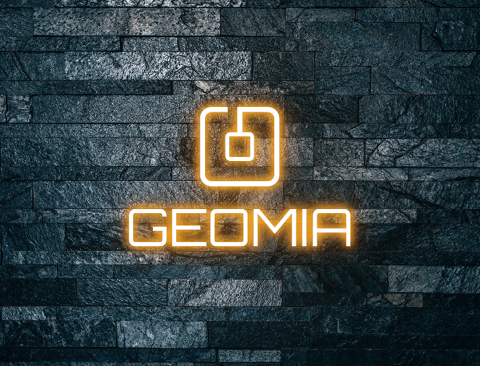 Logo Geomia en néon sur mur