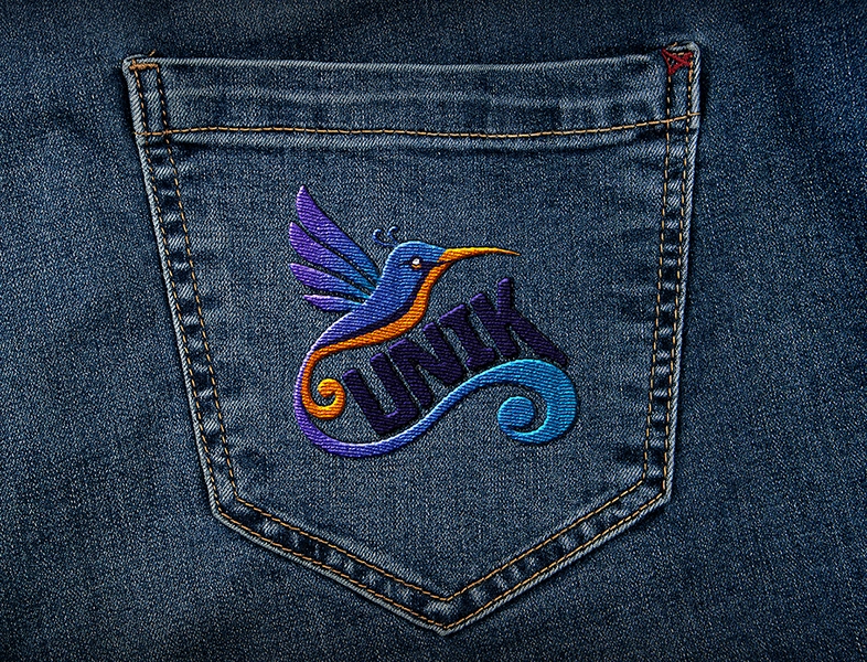 Logo UNIK brodé sur jean