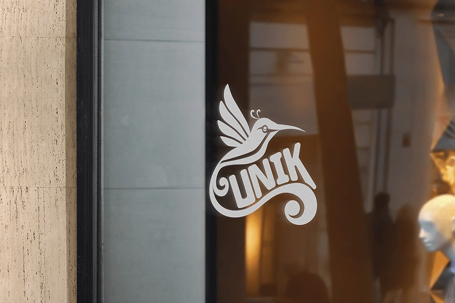 Logo UNIK sur vitrine de boutique